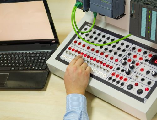 کدام زبان برنامه‌ نویسی برای PLC مناسب‌ تر است؟